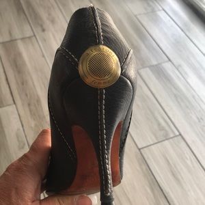 Testoni pebble grain leather Black Pump size 37.5 .